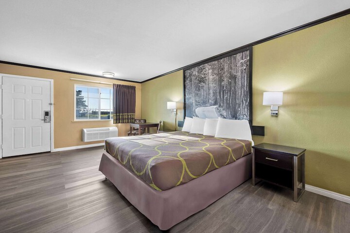 Super 8 by Wyndham Crescent City