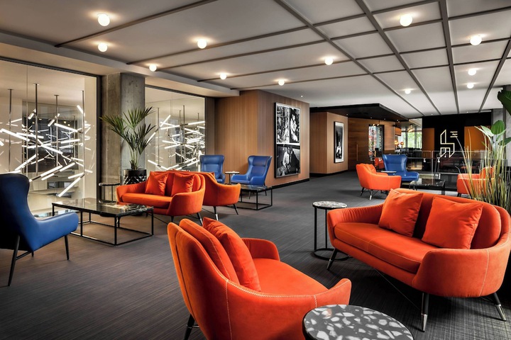 Lounge 58 of 66