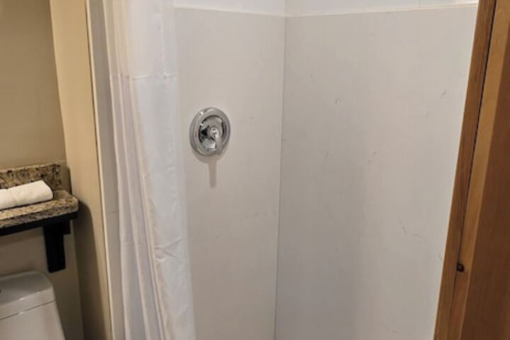 Room 103 of 191