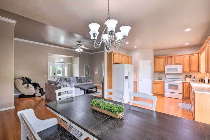Bella Vista Home w / Yard: Half Mile to Trails!