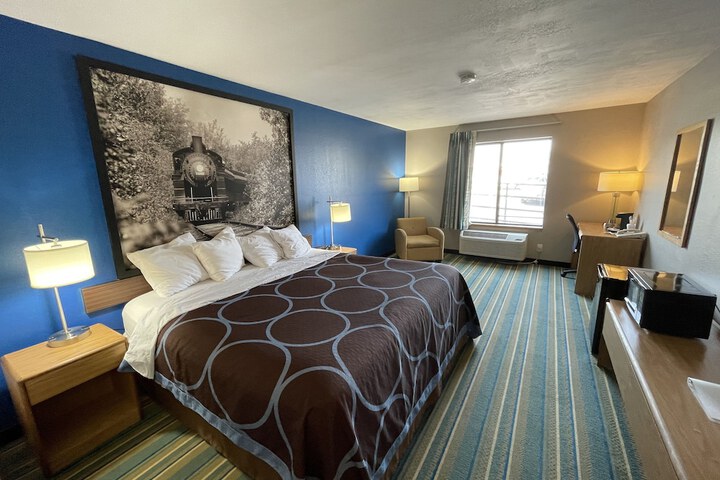 Room 8 of 11