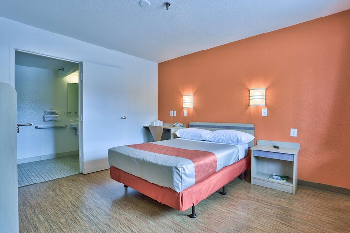 Room 33 of 51