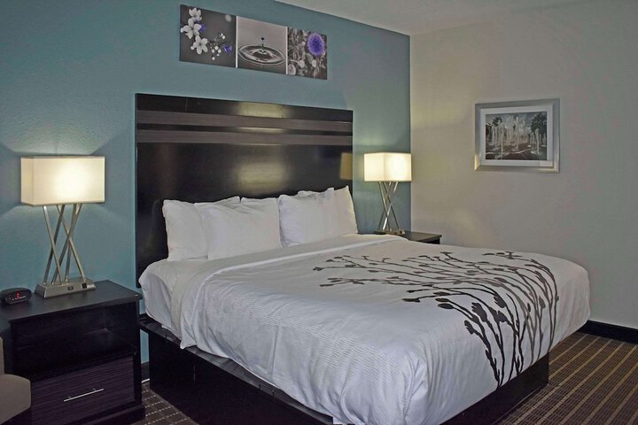 Room 45 of 142