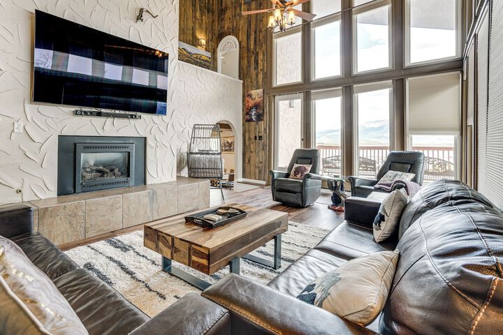Hot Tub Relaxation: Luxe Summit Gem w / Mtn Views