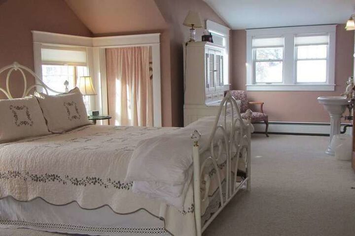 THE TRUMBULL HOUSE BED AND BREAKFAST