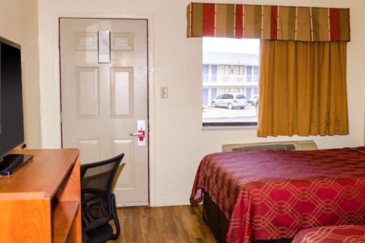 Room 10 of 25