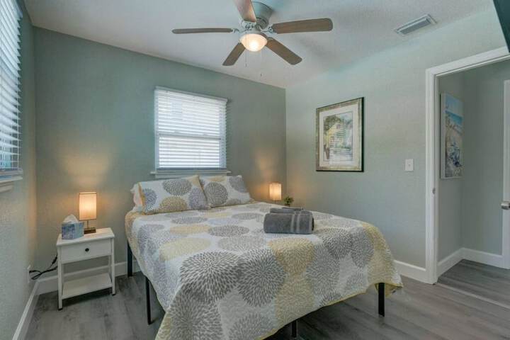 Heated Pool Close to St. Pete Tampa Pet Friendly