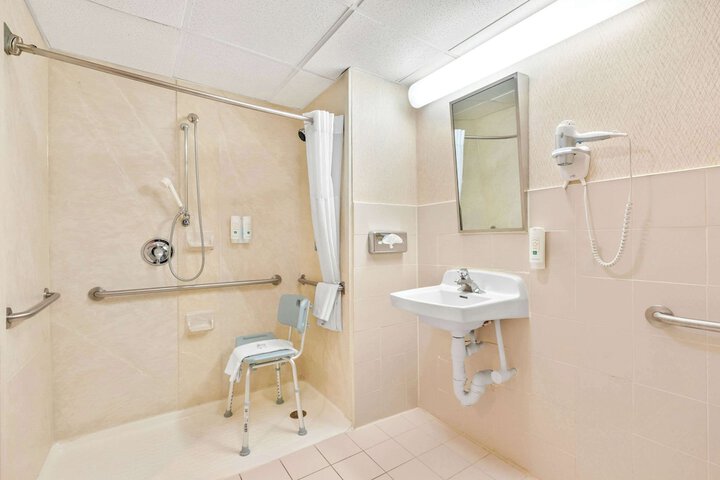 Room 32 of 46