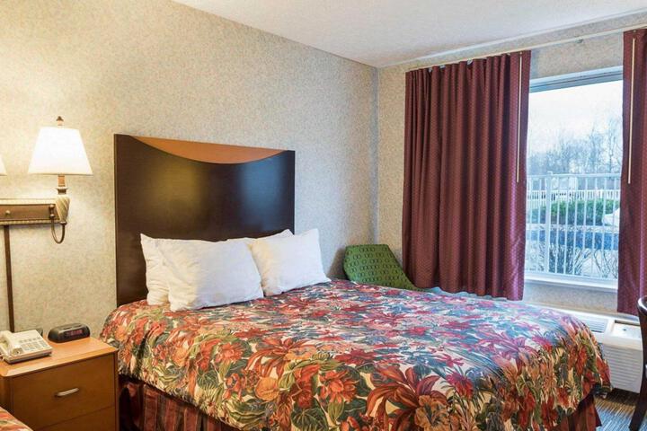 Econo Lodge Inn and Suites