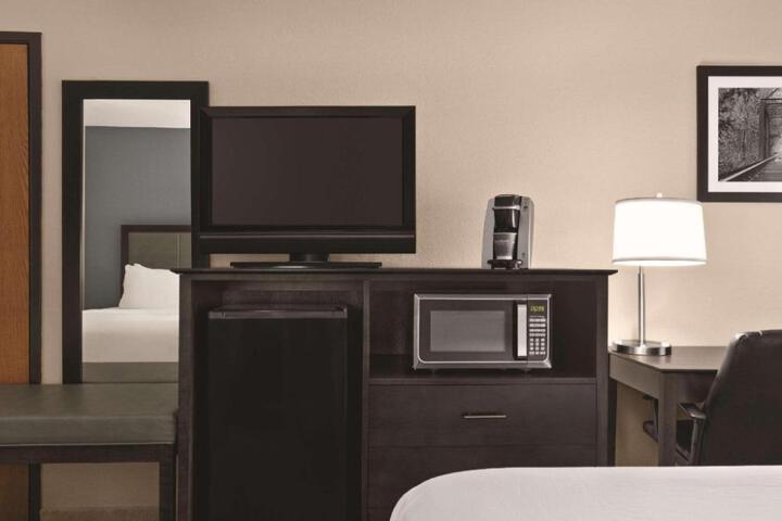 Country Inn & Suites by Radisson Auburn IN