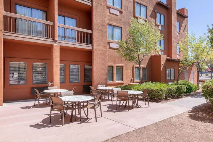 Hotel Exterior 31 of 31