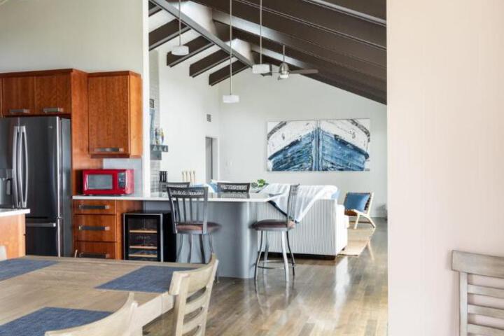 Sandbar Cedar Cottage on Lake Leelanau