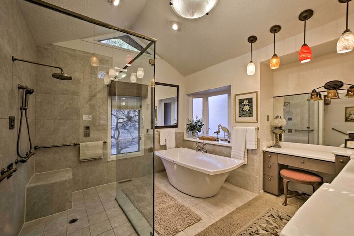 Lakefront Retreat w / Dock & Beach: 2 Miles to Golf