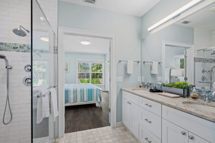 Sardinia Vacation Rental: Delightful Coastal Home near Vanderbilt Beach. Relax in a Private Pool and Spacious 4-BR Retreat with Modern Amenities. Ideal for Families. Minutes from Mercato and Local Attractions