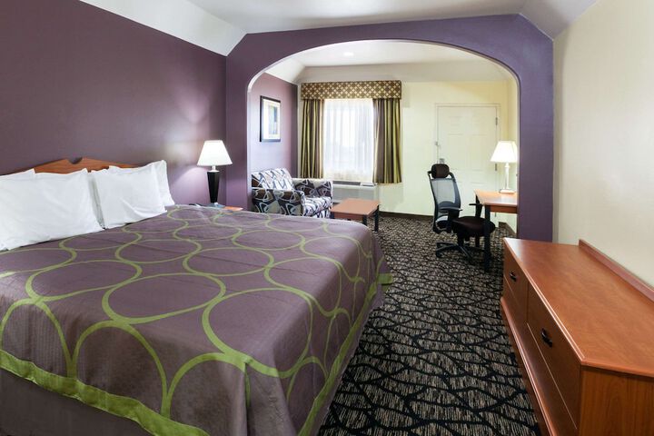 Room 10 of 28