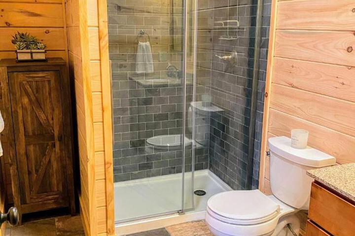 UV Log home with direct Cannon Mountain views Minutes to attractions Fireplace Pool Table AC