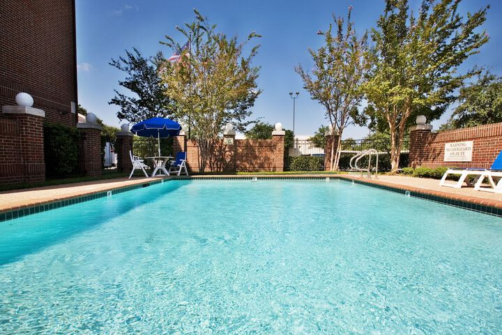 Holiday Inn & Suites Dallas-Addison by IHG