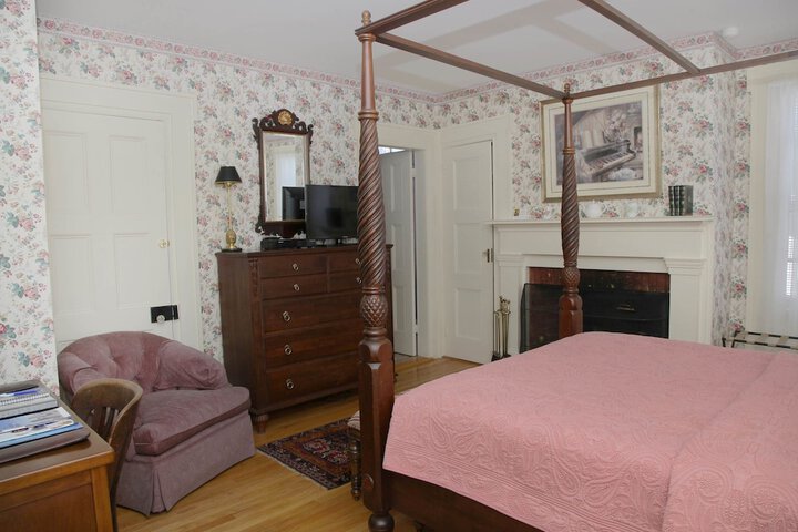 Room 52 of 80