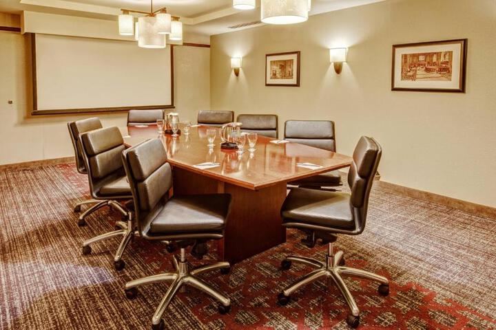 Courtyard by Marriott Kansas City Country Club Plaza