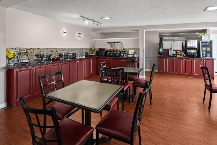 Super 8 by Wyndham Gananoque / Country Squire Resort