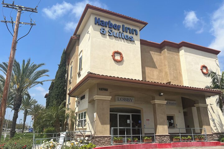 Harbor Inn & Suites