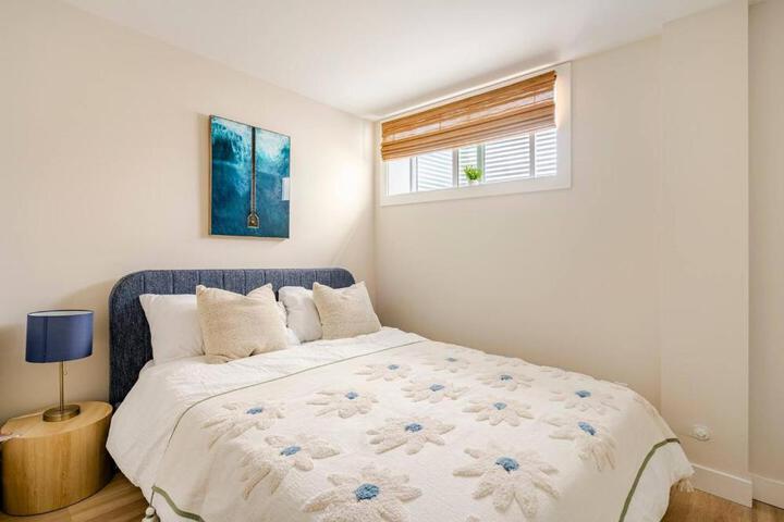 Victorias Family Oceanside Retreat brand new 2br basement