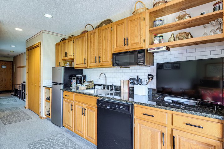 Condo on First Green w / Deck at Schuss Mountain!