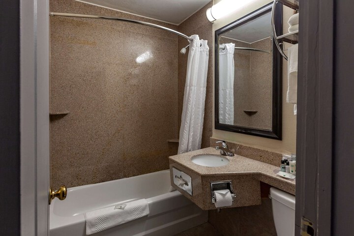 Room 17 of 34