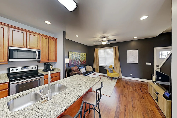 New Listing! New-build Near Downtown 5 Bedroom Home