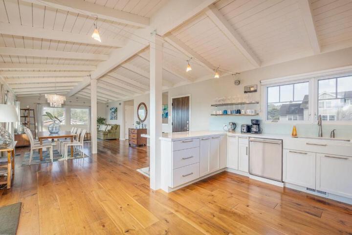 Ocean & Mountain View Home - Walk to Trails Beach Family Activities