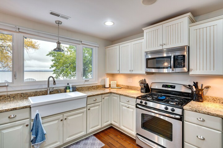 Lakefront Edgerton Cottage w / Deck & Grill!