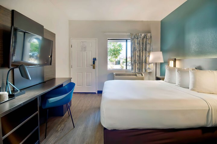 Room 33 of 76
