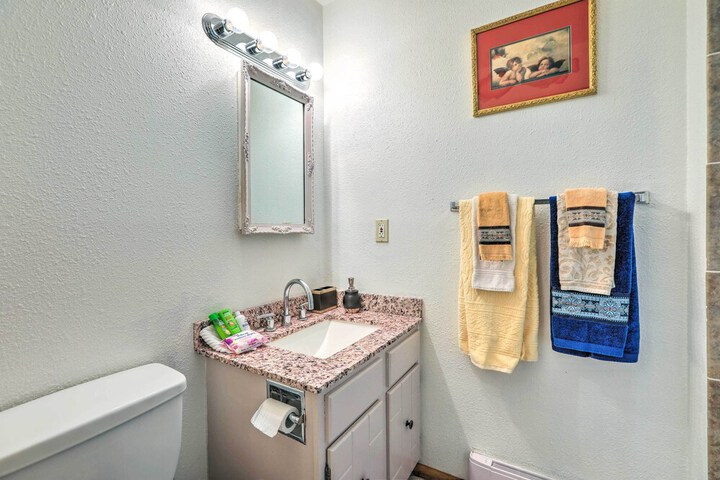 Scenic Woodland Park Cottage w / Deck + Grill!