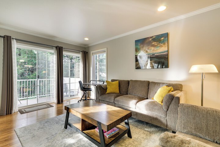 Lake Oswego Home w / Deck 9 Mi to Downtown Portland