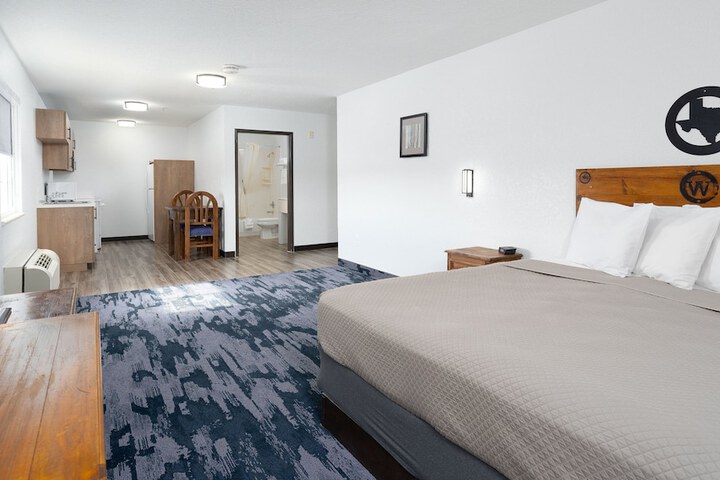 Room 27 of 40