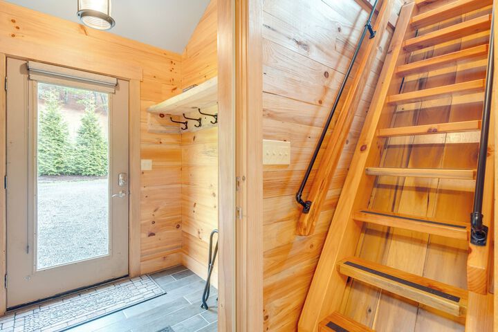 Sawyers Cabin w / Hot Tub in Blue Ridge Mtns!