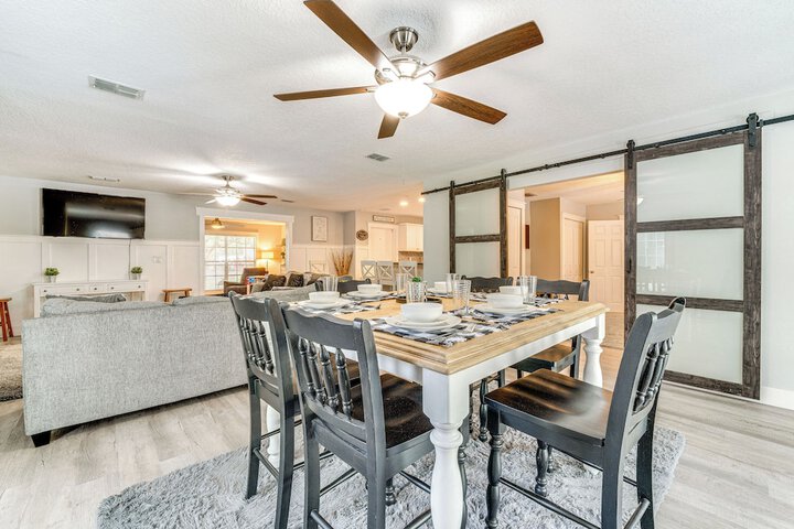 Spacious Tavares Home w / Private Outdoor Oasis!
