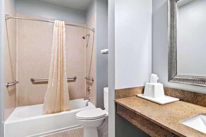 Econo Lodge Inn & Suites Channelview - Houston East