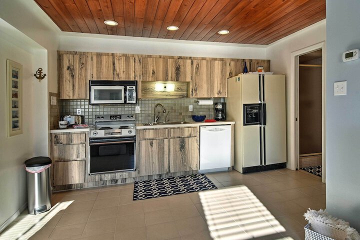 Steps to Beach Cabana: Indian Shores Cottage
