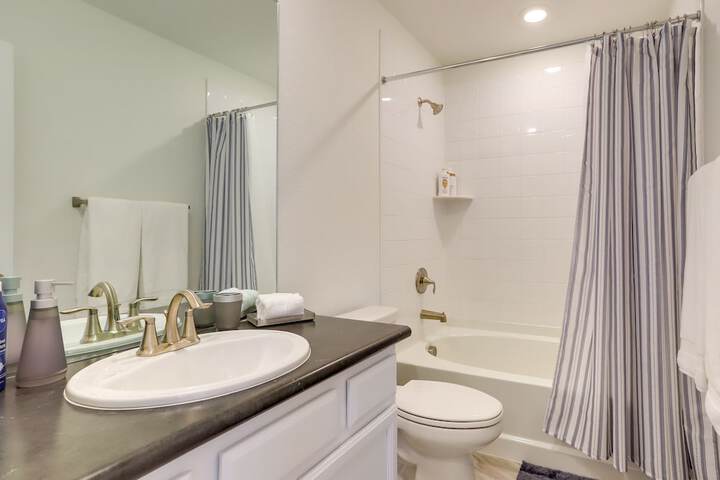 9 Mi to Airport: Commerce City Townhome w / Deck