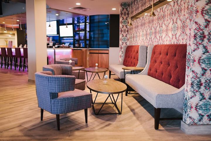 Lounge 146 of 170