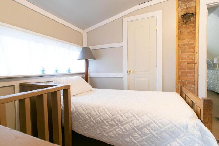 Downtown 2 Bedroom Cottage Sleeps 6, Walking Distance to Honeywell, Downtown Restaurants, Shopping
