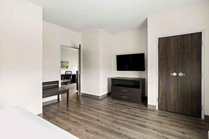 Room 11 of 32