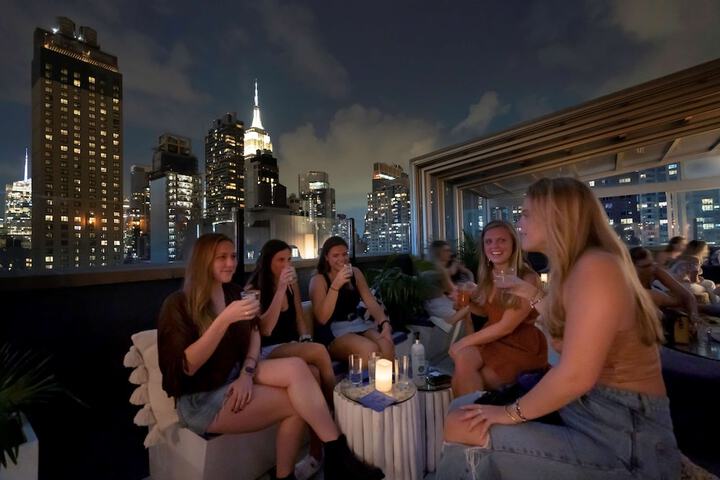 Lounge 50 of 55