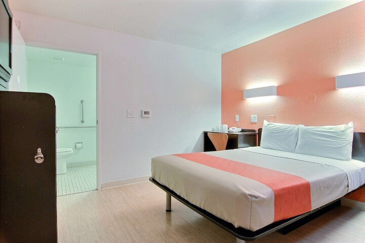 Room 25 of 41
