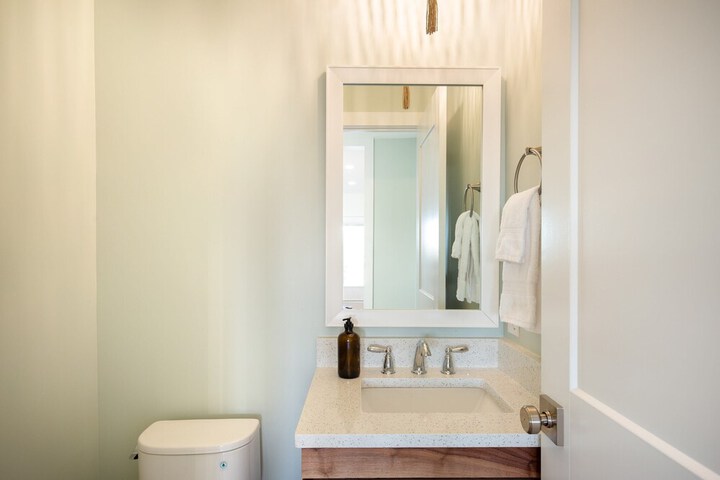 Oceans Eye by Avantstay Beach Front Home w / Roof Top Pool & Putting Green!