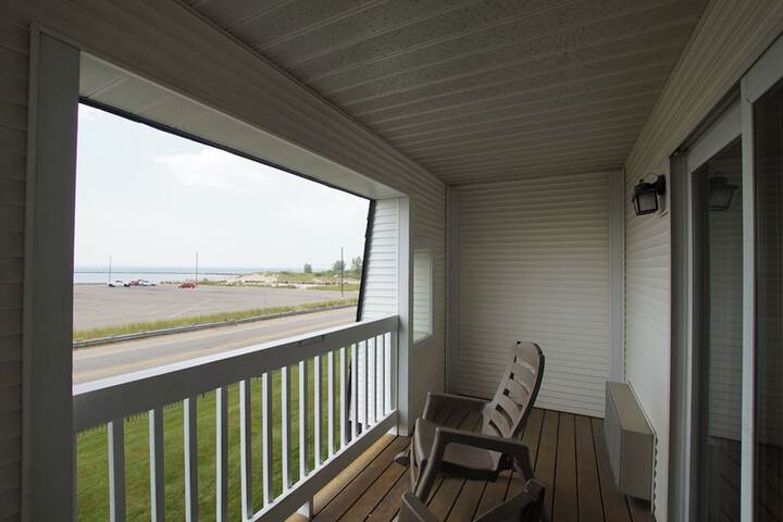 Snyders Shoreline Inn