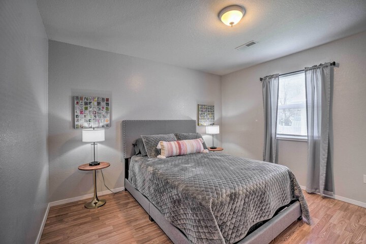 Charming One-level Home w / Deck Walk to Dtwn