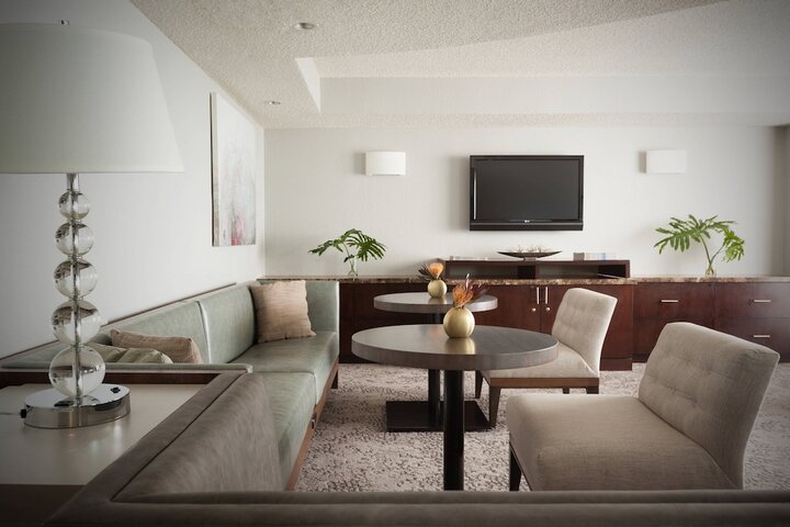 Lounge 37 of 39