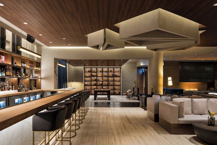 Lounge 98 of 118